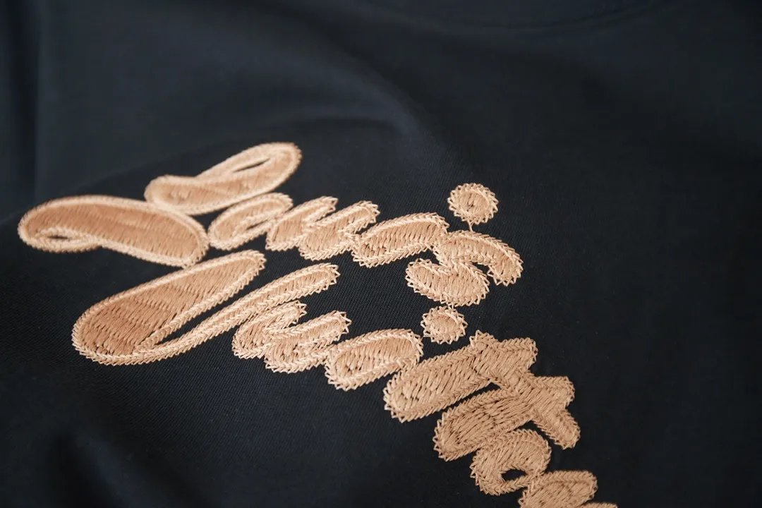 🅿️180 Louis LV 25ss new early spring short-sleeved LV letter logo embroidered short-sleeved light luxury essential item for daily commuting for men and women Correct version Welcome to compare Detailed features · Gold thread embroidery chapter technology is combined, interweaving metal threads with other silk threads · Double-needle stitching cross-stitch technology · Original main mark washed tag brand moisture-proof paper packaging Color: black/white Size: S/M/L/XL